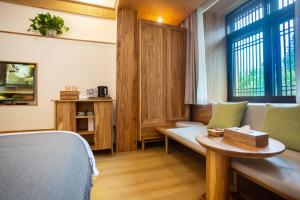 Télévision ou salle de divertissement dans l'établissement A Mountain Home别有洞天-山居民宿