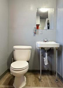 y baño con aseo y lavamanos. en Sin City Hostel, en Las Vegas