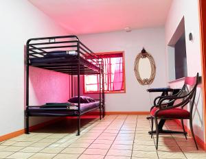 Postel nebo postele na pokoji v ubytování Sin City Hostel