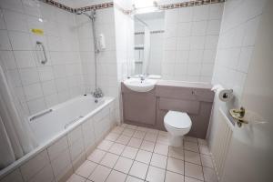 łazienka z toaletą, wanną i umywalką w obiekcie Travelodge Dublin City Rathmines w Dublinie