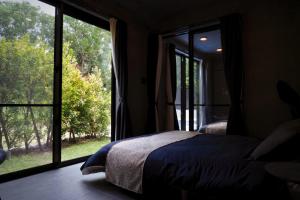 Postel nebo postele na pokoji v ubytování RYUKYU BREEZE 1棟貸し 天然ビーチまで徒歩30秒 プライベートプール付きVilla 北部