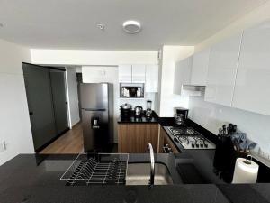 Dapur atau dapur kecil di Luxury apartment with sky & ocean view