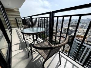 Balkoni atau teres di Luxury apartment with sky & ocean view