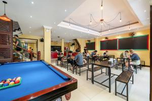Biliár nebo kulečník v ubytování Harmony Old Town Hostel and Pool Bar