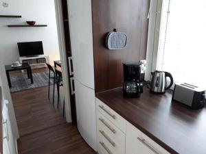 Příslušenství pro přípravu čaje a kávy v ubytování Nice apartment in the center of Tornio