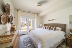 una camera da letto con un letto grande e una finestra di Lake & Vine Villa #15 a Chelan Altre 42 foto