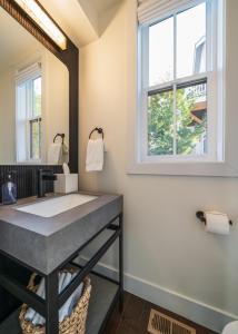 un bagno con lavandino e specchio di Lake & Vine Villa #15 a Chelan