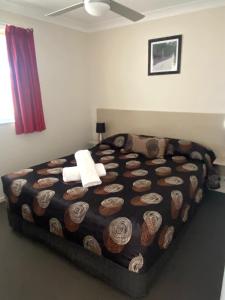 Postel nebo postele na pokoji v ubytování High Street Motor Inn