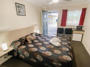 Postel nebo postele na pokoji v ubytování High Street Motor Inn