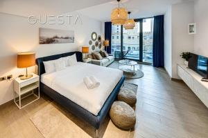 Postel nebo postele na pokoji v ubytování LIV Residence Tower, Dubai Marina