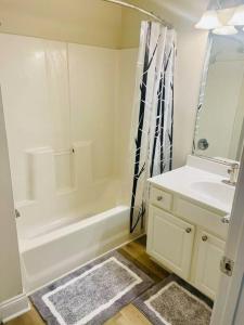 Ένα μπάνιο στο Amazing and Breathtaking One Bedroom Downtown apt