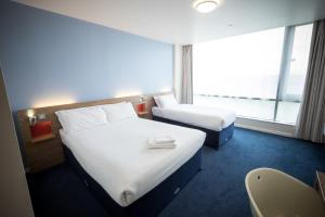Postel nebo postele na pokoji v ubytování Travelodge Limerick Castletroy
