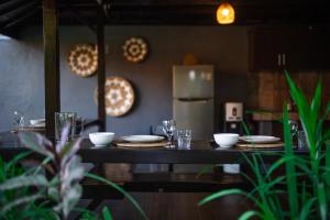 ein Tisch in einem Restaurant mit Tellern und Gläsern in der Unterkunft Villa Lumbung Sari - Tropical Balinese Experience in Canggu