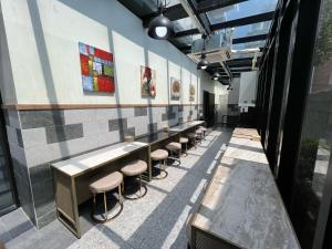 Suncheon Hound Hotel Suncheon Station Branch的休息区