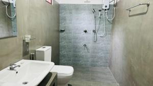 Koupelna v ubytování Araliya Lake Camp Resort + 49 fotografií