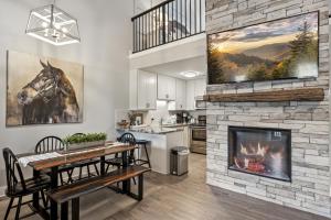 Una cocina y un comedor con chimenea. en Gatlinburg Condo condo, en Gatlinburg