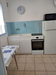 La cuisine est équipée d'une cuisinière, d'un évier et d'un réfrigérateur. dans l'établissement T1 dans immeuble sur plage, au Grau-du-Roi 7 autres photos