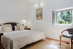 Postel nebo postele na pokoji v ubytování Villa & Guesthouse Paissa d'en Bernat + 37 fotografií