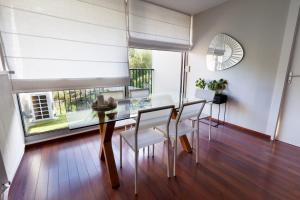 une salle à manger avec une table et des chaises en verre dans l'établissement Grand appartement T2, lumineux, au calme, au pied des Calanques, proche Mer, à Marseille 6 autres photos