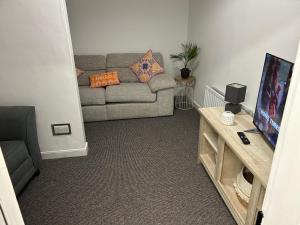 Телевизор и/или развлекательный центр в 3 bed Cozy Antrim Apartment with Great Views