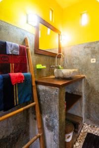 - Baño con lavabo y toallas en Kuta Mountain Bungalows, en Kuta Lombok 20 fotos más