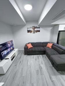 Khu vực ghế ngồi tại Guest Suite in SouthWest Edmonton