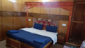 列城Heritage Chubi的卧室里有一张铺着蓝白床单的床