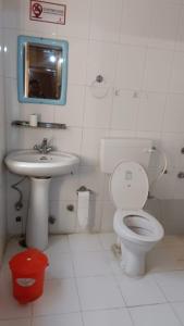 列城Heritage Chubi的带马桶和水槽的浴室