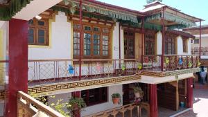 列城Heritage Chubi的一座建筑,阳台上种植了植物