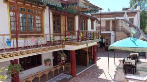 列城Heritage Chubi的带阳台和蓝伞的建筑 更多15张照片