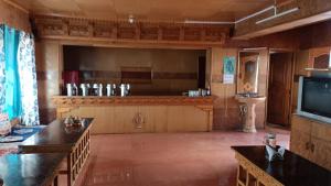 列城Heritage Chubi的一间带酒吧和电视的大房间