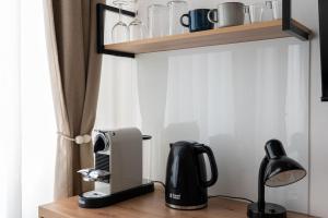 Příslušenství pro přípravu čaje a kávy v ubytování Lake Suite, Self Check-In by HM