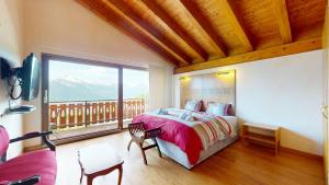 ナンダにあるAxaari - VIEW & SUNNY chalet 10 persのベッドと大きな窓のある寝室