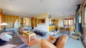 ナンダにあるAxaari - VIEW & SUNNY chalet 10 persのソファとテーブルのある広いリビングルーム