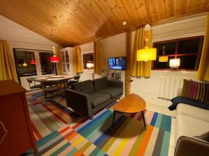 un salon avec un canapé et une table dans l'établissement LES REFUGES DU LOT Le Cosy, à Mauroux