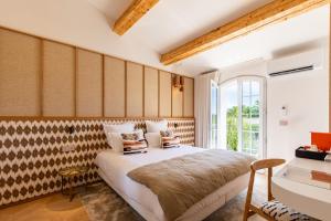 Postel nebo postele na pokoji v ubytování Lou Saint-Tropez