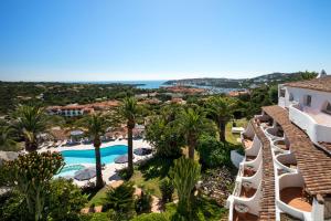widok z lotu ptaka na ośrodek z basenem i palmami w obiekcie Hotel Balocco w mieście Porto Cervo