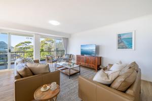 un salon avec deux canapés et une télévision dans l'établissement Albacore 6, à Nelson Bay