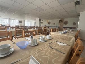 Reštaurácia alebo iné gastronomické zariadenie v ubytovaní Hotel Remy