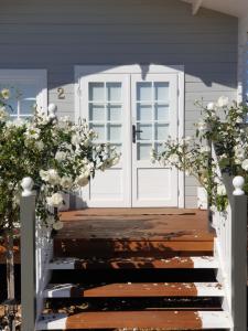 马奇Dangerfield Oaks Boutique Cottage's的白色花房的前门