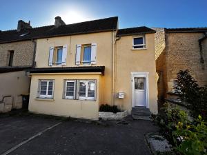an empty parking lot in front of a house at Maison entre Terre et Mer in Blainville-sur-Orne