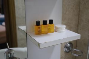 drei Flaschen Duftstoffe auf einem Regal im Badezimmer in der Unterkunft Galaxy Hotel Sultanahmet in Istanbul + 102 Fotos