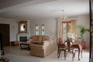 a living room with a couch and a table at Domus Meus in Mastambás