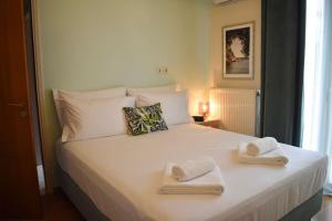 Un dormitorio con una cama blanca con toallas. en Domus Meus, en Mastambás