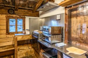 Kuchyň nebo kuchyňský kout v ubytování Das Eulersberg Apartments & Chalets