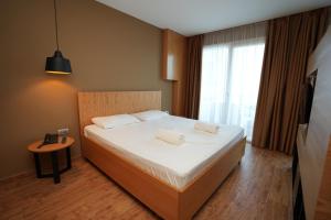Postel nebo postele na pokoji v ubytování Alvin Comfort Hotel