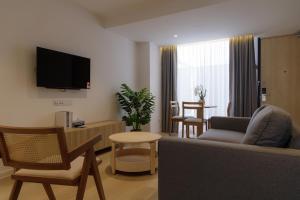 TV a/nebo společenská místnost v ubytování The Journey hotel