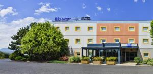 a rendering of the front of a hotel at ibis budget Clermont Ferrand Sud in Aubi&egrave;re