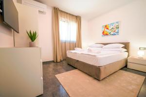 Ένα ή περισσότερα κρεβάτια σε δωμάτιο στο Penthouse apartment ReNikS