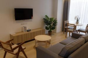 TV a/nebo společenská místnost v ubytování The Journey hotel
